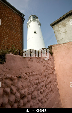 Suffolk Southwold Lighthouse et mur rose. Le phare a été électrifié en 1938 et automatisé. Banque D'Images