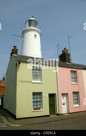 Maisons et Southwold Lighthouse. Le phare a été électrifié en 1938 et automatisé. Banque D'Images