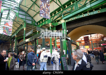 L'intérieur d'étals et les clients à Borough Market. Banque D'Images