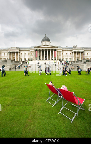 Trafalgar Square avec pelouse et transats. En mai 2007, plus de 2 000 mètres carrés de gazon ont été portées dans le cadre de visiter Londres' Banque D'Images