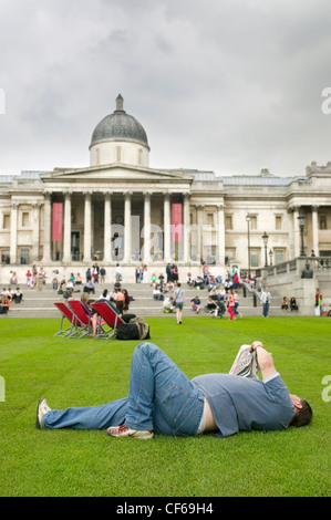 Trafalgar Square avec pelouse et transats. En mai 2007, plus de 2 000 mètres carrés de gazon ont été portées dans le cadre de visiter Londres' Banque D'Images