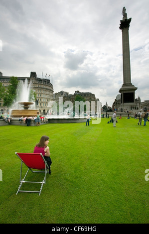 Trafalgar Square avec pelouse et transats. En mai 2007, plus de 2 000 mètres carrés de gazon ont été portées dans le cadre de visiter Londres' Banque D'Images