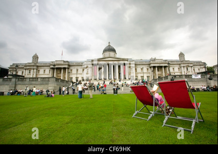 Trafalgar Square avec pelouse et transats. En mai 2007, plus de 2 000 mètres carrés de gazon ont été portées dans le cadre de visiter Londres' Banque D'Images