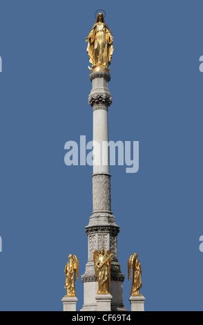 Statue en or de la Vierge Marie Banque D'Images