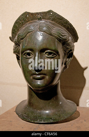 Tête de divinité féminine Bronze goddess 3 siècle avant J.-C. Italie étrusque Banque D'Images