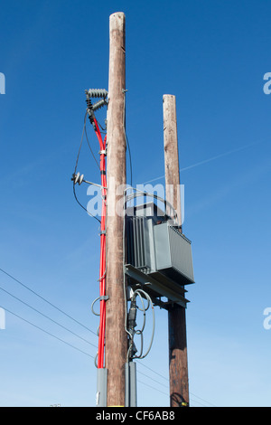 L'équipement d'alimentation électrique alimentation secteur externe sur les poteaux de soutien et les lignes de transmission. Banque D'Images