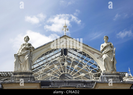 À la recherche jusqu'à des statues en haut de la maison de l'usine à Kew Gardens. Banque D'Images