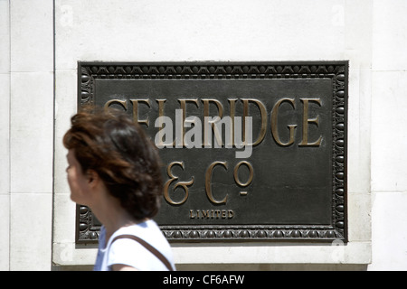 Une vue extérieure du grand magasin Selfridges et signer dans Oxford Street. Banque D'Images