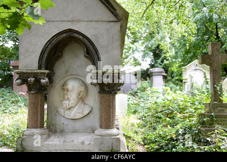 Un tombeau sculpté en marbre à Abney Park Cemetery à Stoke Newington. Banque D'Images