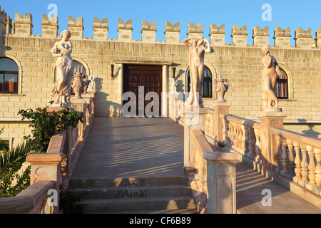 Large escalier avec statues antiques et sculpté et rails, qui mène au palais dans la journée, Banque D'Images