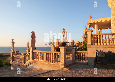 Grand défilé est décorée d'escalier statues anciennes et de modélisation, de présentatrice Palace avec vue sur mer Banque D'Images