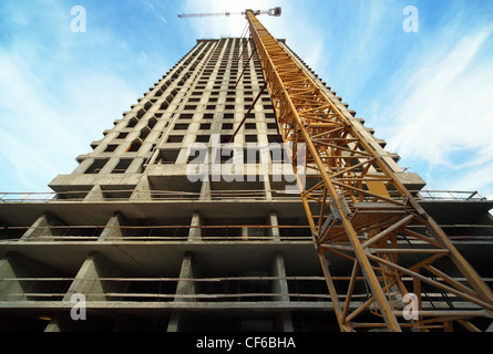 Moscou 27 septembre haut édifice en construction crane Losiny Island habitation Donstroy Company le 7 septembre 2010 Banque D'Images