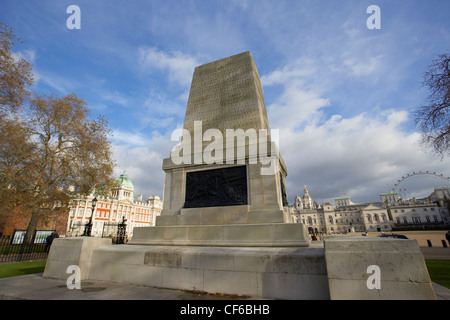 Le monument aux morts de St James Park Horse Guards Parade avec en arrière-plan. Banque D'Images