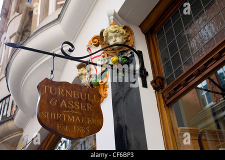 À la recherche jusqu'à la Turnbull et Asser shirtmakers boutique sign dans la ville de Westminster. Banque D'Images