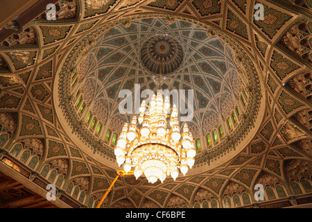 Grand beau lustre dans un hall de grande mosquée en Oman. l'éclairage est allumé. Banque D'Images