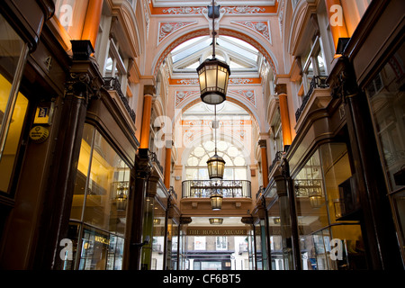 L'intérieur élégant de la Royal Arcade shopping center à Old Bond Street. Banque D'Images