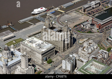 Vue aérienne sur le front de mer de Liverpool avec le Cunard Building et le plus grand Liver Building en vue Banque D'Images