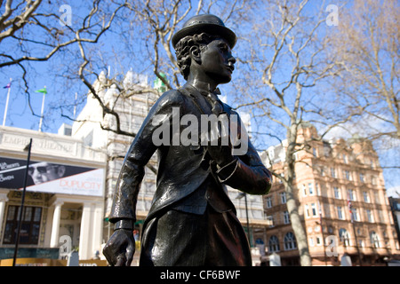 Un gros plan de la statue de bronze de Charlie Chaplin à Leicester Square. Banque D'Images