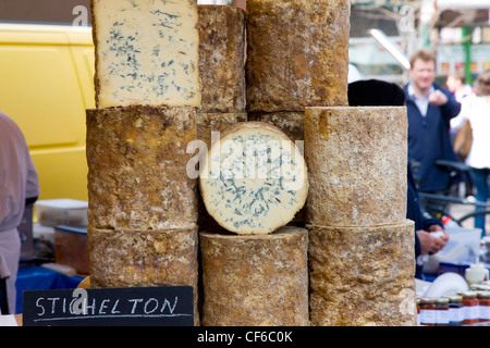 De Truckles Stichelton fromage à Borough Market à Londres. Banque D'Images