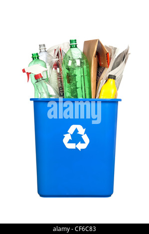 Un bac de recyclage avec des bouteilles en plastique, papier, carton et autres objets en plastique isolé sur blanc. Banque D'Images