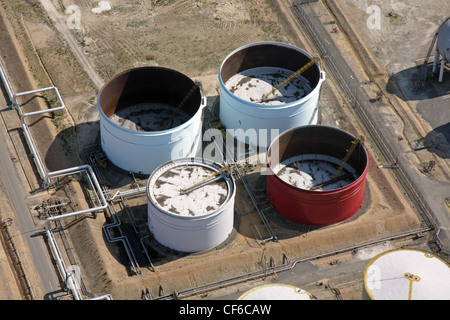 Vue aérienne de réservoirs de stockage de produits pétrochimiques Banque D'Images