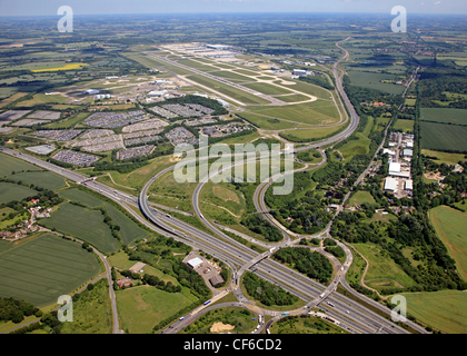 Vue aérienne de l'aéroport de Stansted à Manchester avec la sortie 8 de la M11 Banque D'Images