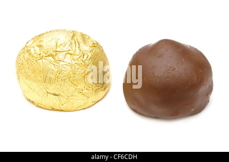 Pralines au chocolat sur fond blanc Banque D'Images