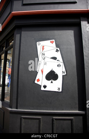 Jeu de cartes peintes sur le mur d'un restaurant l'orthographe du mot Diner. Banque D'Images