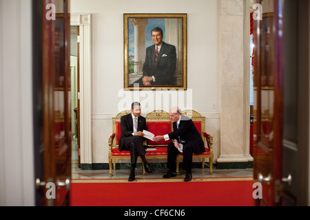 Le président Barack Obama parle avec le chef de cabinet Bill Daley dans la salle de la Maison Blanche le 3 mars 2011 à Washington, DC. Banque D'Images