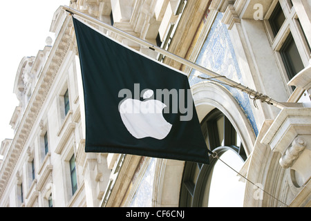 Le logo Apple sur un drapeau à l'extérieur de l'Apple Store de Regent Street. Banque D'Images