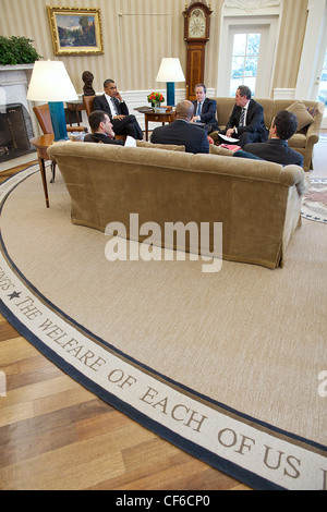 Le président Barack Obama reçoit l'information quotidienne présidentielle économique dans le bureau ovale le 8 mars 2011 à Washington, DC. Banque D'Images