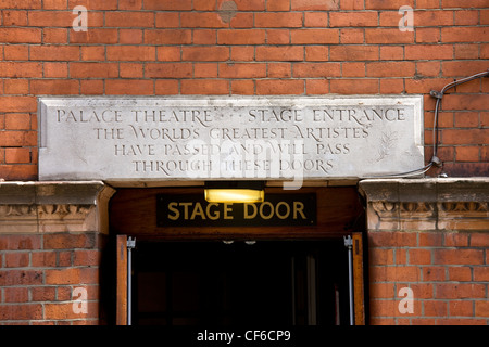 La porte à l'Palace Theatre dans le West End de Londres, au-dessus de laquelle est une pierre portant les mots "Palace Theatre. Banque D'Images