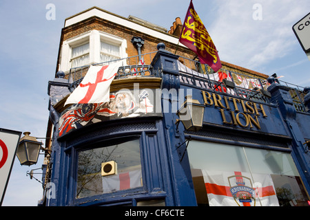 St George drapeaux au vent à l'extérieur de la British Lion Pub sur Hackney Road Banque D'Images