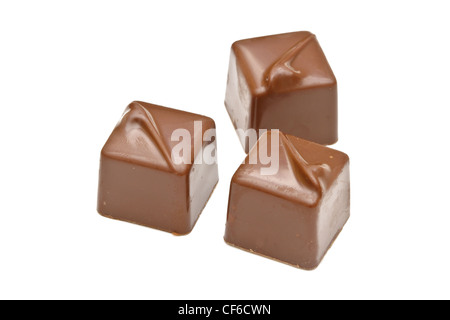 Pralines au chocolat sur fond blanc Banque D'Images