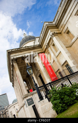 L'entrée avant de la National Gallery à Trafalgar Square. Banque D'Images