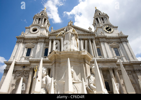 Une statue de la Reine Anne, à l'extérieur de l'avant de la Cathédrale St Paul montrant qu'elle était au moment où le monarque cathédrale a été complété Banque D'Images