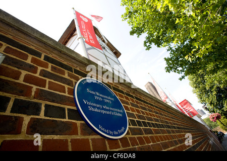 Une plaque à Sam Wanamaker sur un mur à l'extérieur du Globe Theatre à Southwark. Banque D'Images