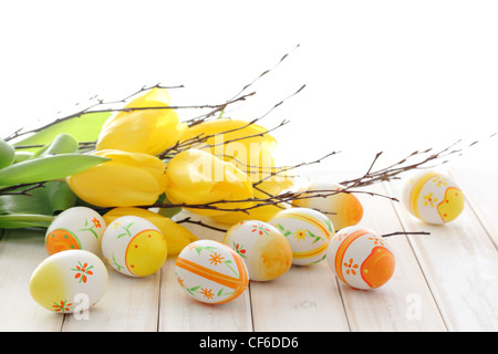 Tulipes,oeufs de pâques,silver-bud willow,Joyeuses Pâques. Banque D'Images