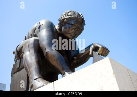 A 4m de hauteur sculpture en bronze de Sir Eduardo Paolozzi de Sir Isaac Newton à interroger l'univers avec des séparations, dans la piazza n Banque D'Images