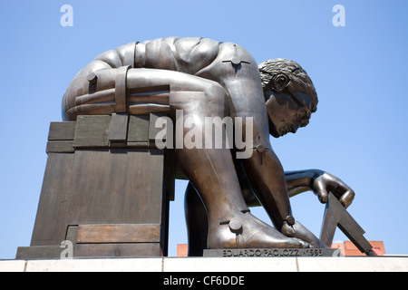 A 4m de hauteur sculpture en bronze de Sir Eduardo Paolozzi de Sir Isaac Newton à interroger l'univers avec des séparations, dans la piazza n Banque D'Images