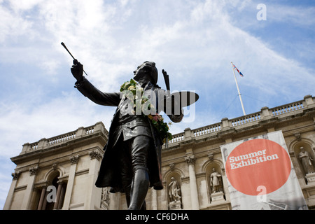 Une sculpture de Sir Joshua Reynolds à l'extérieur de l'Académie Royale des Arts devant une grande bannière annonçant l'été annuel ex Banque D'Images