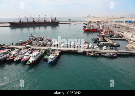 De nombreux outils de coupe à son amarrage au port. Les gens sur leurs couteaux. grand navire. Banque D'Images