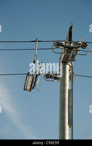 Télésiège vide contre le ciel bleu Banque D'Images