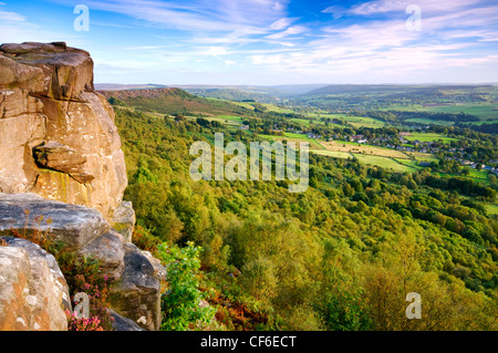 Vue depuis Curbar Edge, un escarpement de pierre meulière dans le noir l'aire des pics du parc national de Peak District. Banque D'Images