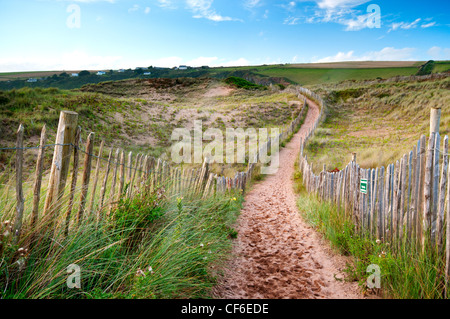 Sentier de sable à travers les dunes de sable de plage Bantham. Banque D'Images