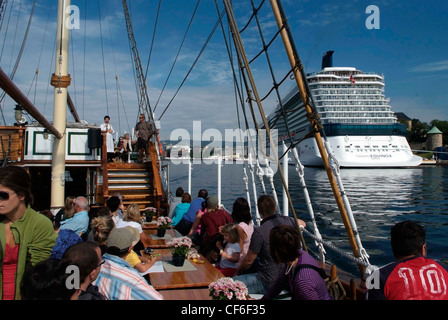 Le port d'Oslo NORVÈGE Oslofjord et croisière. Croisières Celebrity Equinox mega limner amarré en arrière-plan. Banque D'Images