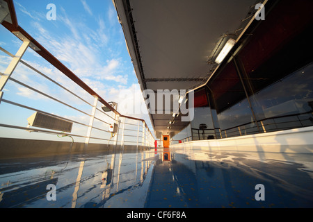 Pont du navire de croisière en matinée par la lumière brillante du soleil levant dans la plate-forme de réflexion. Banque D'Images