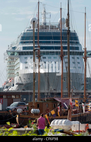 Le port d'Oslo Norvège croisières Celebrity Equinox de croisière amarré au cours de croisière fjord. Vinatge bateaux à voile en premier plan Banque D'Images