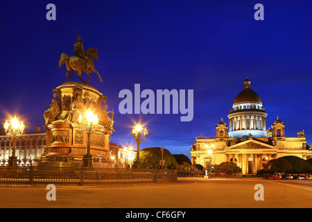 Monument à l'Empereur Nicolas I et la cathédrale Saint-Isaac (Saint-Pétersbourg) Banque D'Images