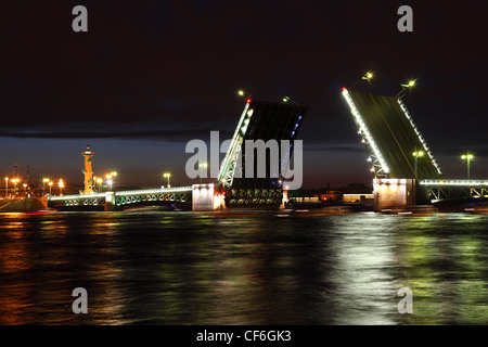 Palace bridge pont-levis et la colonne rostrale de nuit. Saint-pétersbourg, Russie Banque D'Images